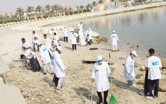موظفو مصرف الراجحي يشاركون في تنظيف جزء من واجهة كورنيش الخبر