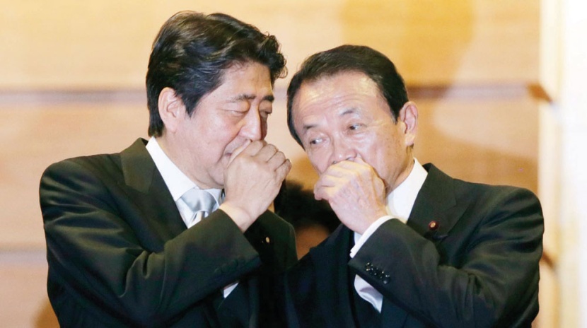 رئيس وزراء اليابان ووزير المالية في حديث سري بينهما خلال جلسة مجلس الوزراء