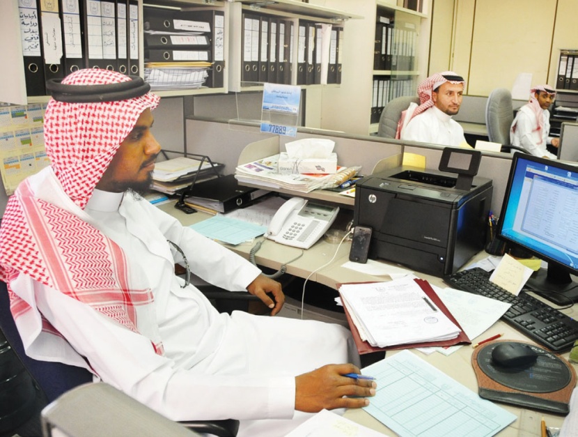 390 ألف موظف حكومي يحملون شهادة الثانوية وأقل .. 2 % منهم أجانب