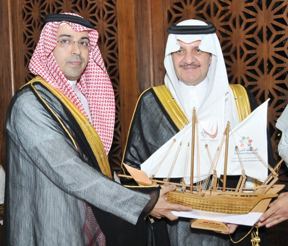 أمير الشرقية يكرم البنك العربي الوطني