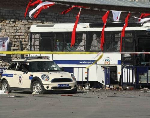 انفجار يصيب سيارة للشرطة في تركيا وإصابة أكثر من 10