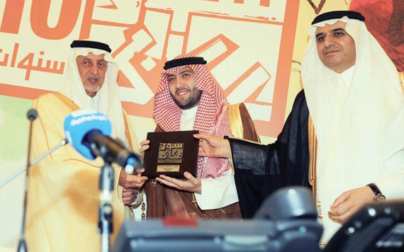 الأمير خالد الفيصل يكرم «صافولا» لرعايتها سوق عكاظ