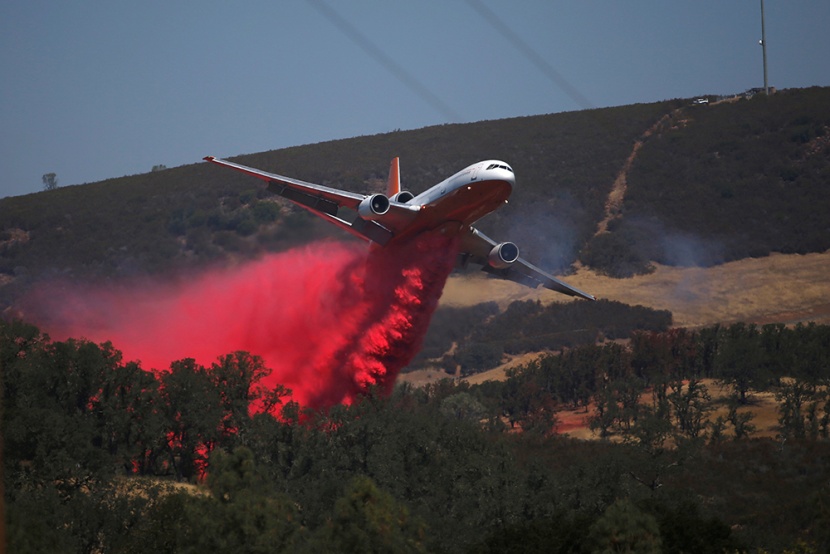 الآلاف يفرون من حرائق الغابات في شمال كاليفورنيا