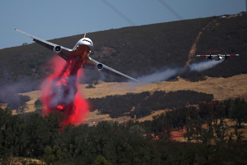 الآلاف يفرون من حرائق الغابات في شمال كاليفورنيا