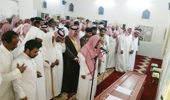 مسؤولون ومواطنون يؤدون صلاة الميت على الشهيد الربعي