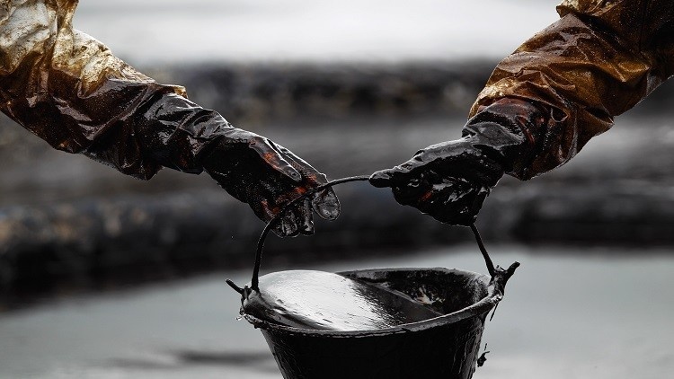 النفط يهبط 2% بفعل زيادة غير متوقعة في مخزونات الخام الأمريكية