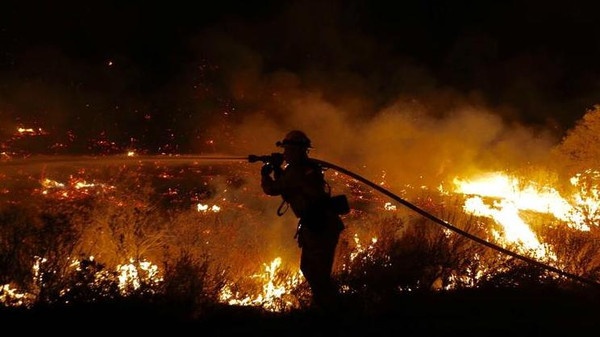 أمريكا: إجلاء المئات بسبب حريق غابات شرق لوس أنجليس