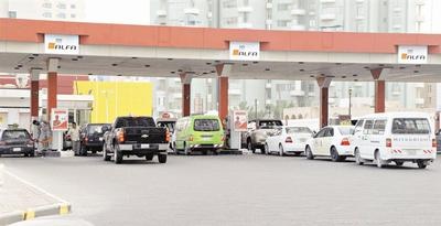 إقبال كبير على محطات الوقود في الكويت قبل زيادة أسعار البنزين غداً