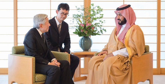 ولي ولي العهد وإمبراطور اليابان يستعرضان العلاقات بين البلدين