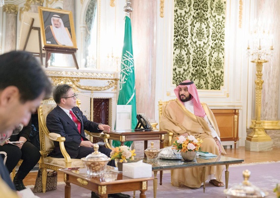 ولي ولي العهد يبحث مجالات الشراكة مع وزير الاقتصاد الياباني