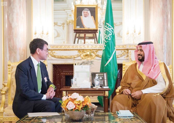 الأمير محمد بن سلمان يبحث تجربة طوكيو «الذكية» مع يوركيو كويكي