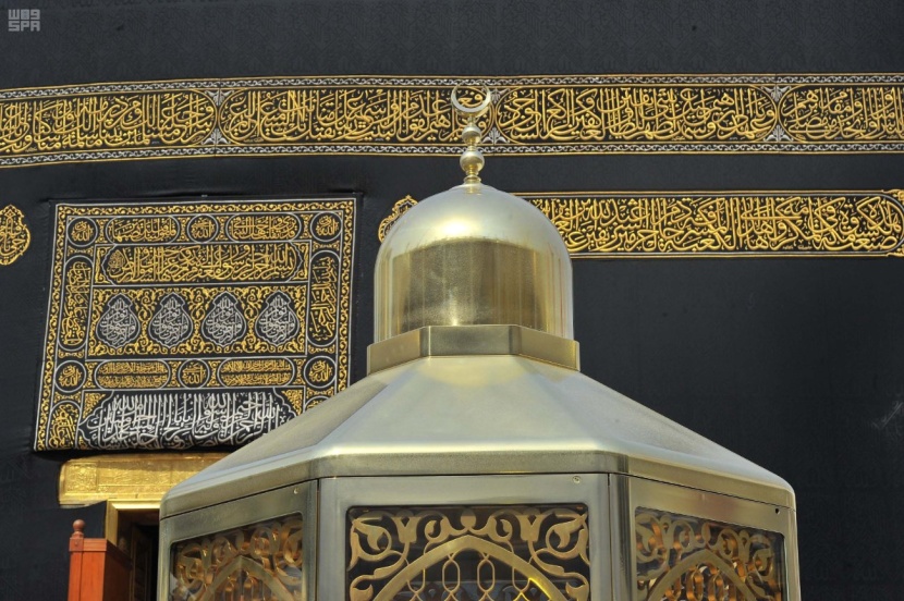 كسوة الكعبة المشرفة تتزين بالزخارف الإسلامية المطرزة بخيوط الذهب والفضة