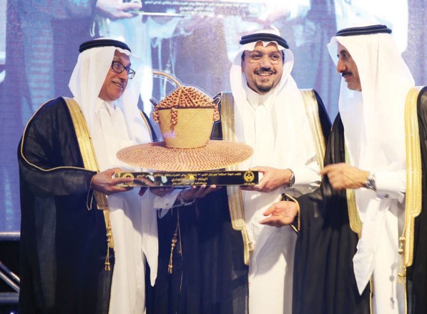 أمير القصيم يكرم البنك الأهلي لدعمه مهرجان رياض الخبراء للتمور