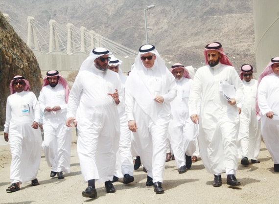 وزير البيئة يتفقد مرافق «التحلية» وشركة المياه
 في المشاعر المقدسة