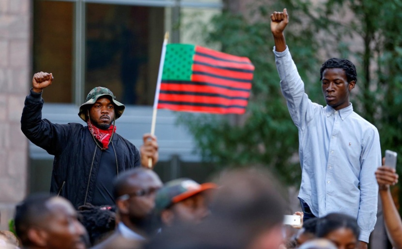 تظاهرات شارلوت تتواصل بعد مقتل رجل أسود برصاص الشرطة
