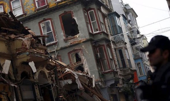 انهيار مبنى سكني من أربعة طوابق في روما