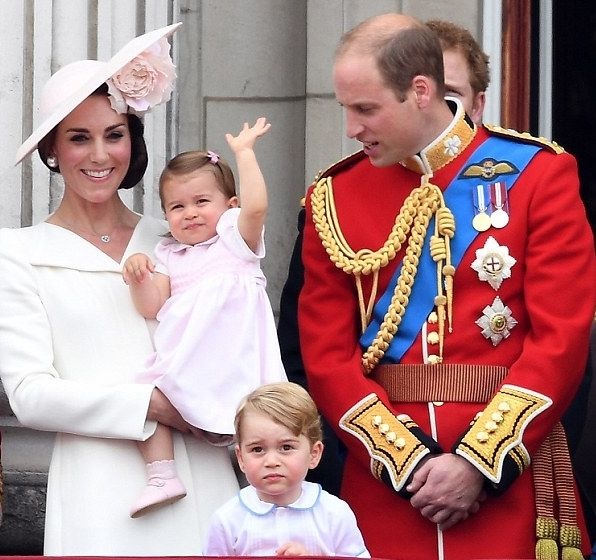 الجمهور يحتشد لتحية الأمير ويليام وزوجته وطفليهما في كندا
