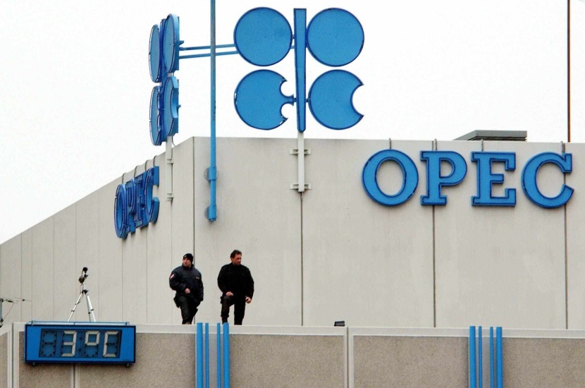 الجزائر : خفض أو تثبيت إنتاج النفط ممكن في اجتماع "أوبك"