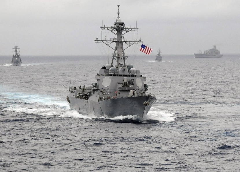إطلاق صواريخ باتجاه سفينة أمريكية في البحر الأحمر .. للمرة الثالثة والمتهم الحوثي