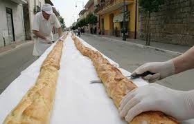 إعداد أطول ساندويتش في العالم في نيويورك باستخدام 60 قطعة خبز