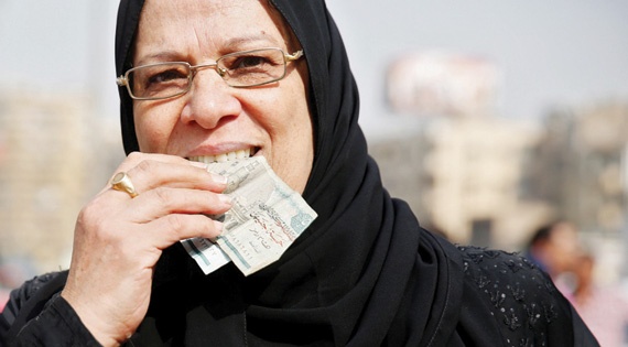 تقنين الدولار في المصارف المصرية يهوي بالجنيه إلى 15.5 مقابل الدولار