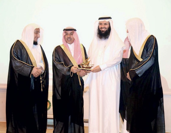 محافظ الجبيل يكرم «التصنيع الوطنية» لرعايتها حفل الجمعية الخيرية لتحفيظ القرآن الكريم
