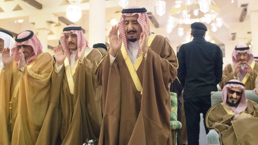 الملك يؤدي صلاة الميت على الأمير تركي بن عبدالعزيز