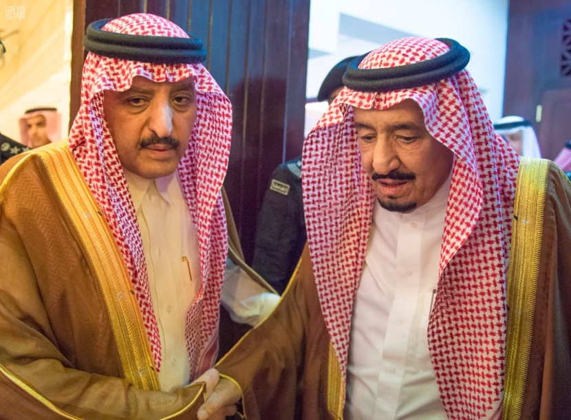 الملك يؤدي صلاة الميت على الأمير تركي بن عبدالعزيز