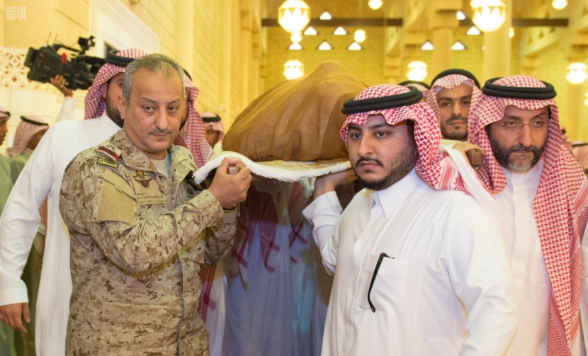الملك يؤدي صلاة الميت على الأمير تركي بن عبدالعزيز