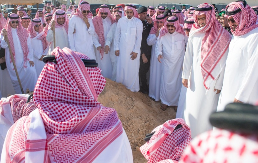 الملك يؤدي صلاة الميت على الأمير تركي بن عبدالعزيز