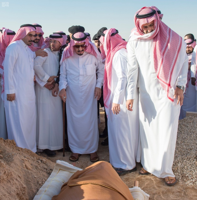 الملك يؤدي صلاة الميت على الأمير تركي بن عبدالعزيز