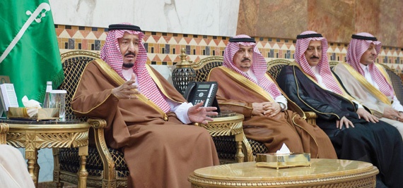 الملك يؤدي صلاة الميت على تركي بن عبد العزيز .. ويستقبل المعزين في قصره