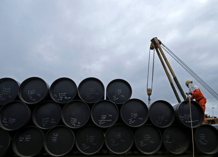 النفط يصعد فوق 51 دولارا ليحقق أكبر ارتفاع اسبوعي منذ 2009