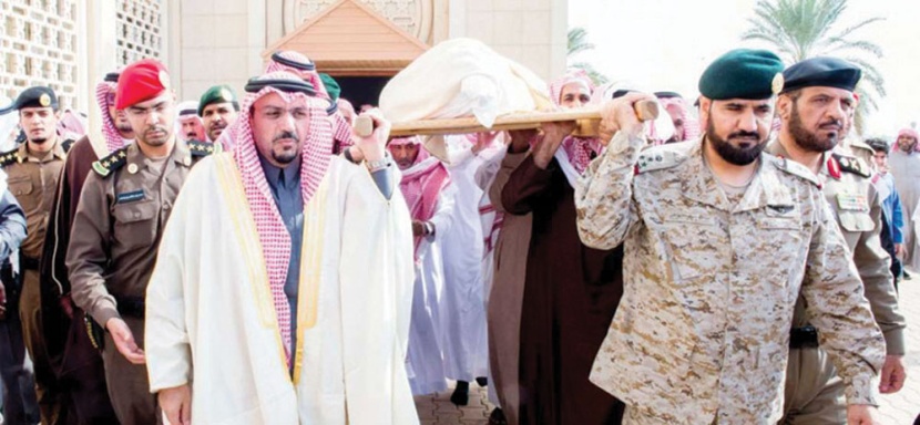 أمير القصيم يؤدي صلاة الميت 
على الشهيد الحربي