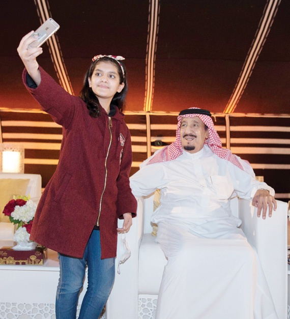 قطر تخرج لاستقبال الملك سلمان
