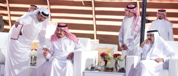 قطر تخرج لاستقبال الملك سلمان