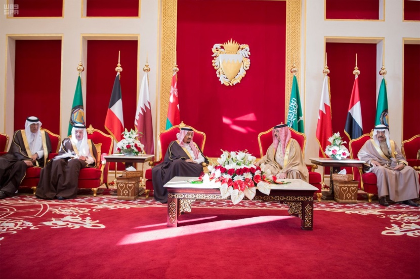 خادم الحرمين يصل البحرين ليرأس وفد المملكة في الدورة 37 لمجلس التعاون الخليجي