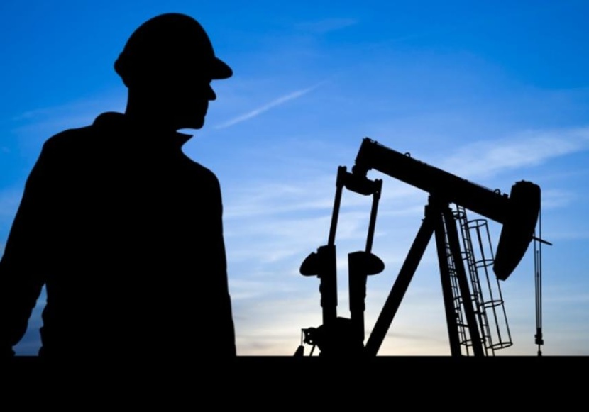 النفط يتماسك بفعل شكوك حول نجاح اتفاق خفض الإنتاج في إنهاء تخمة المعروض