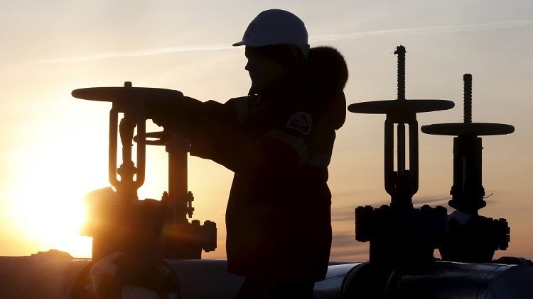 النفط يرتفع نحو 1% وسط آمال بخفض الإنتاج من خارج أوبك