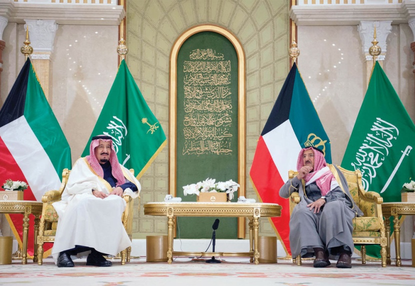 خادم الحرمين يشرف مأدبة غداء أقامها ولي عهد الكويت