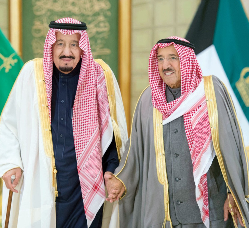 خادم الحرمين يشرف مأدبة غداء أقامها ولي عهد الكويت