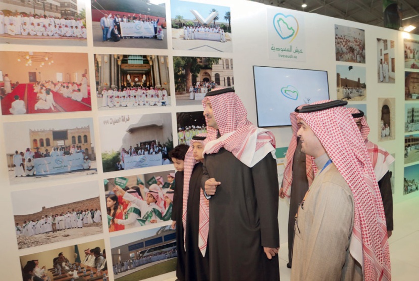 الأمير فيصل بن سلمان يزور معرض ملتقى ألوان السعودية