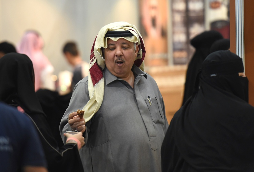 السعوديون يستمتعون بزيارة المعرض الدولي للقهوة والشوكولاتة في الرياض