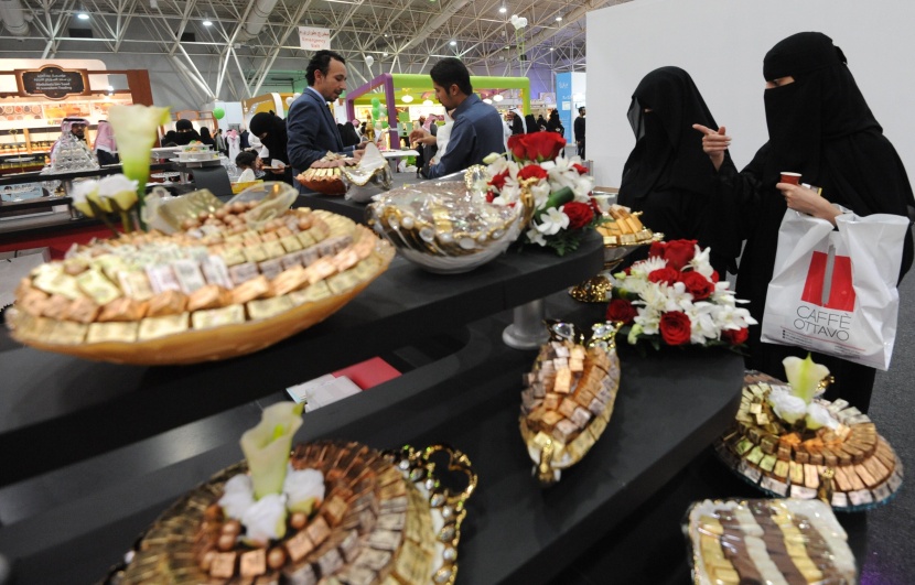 السعوديون يستمتعون بزيارة المعرض الدولي للقهوة والشوكولاتة في الرياض