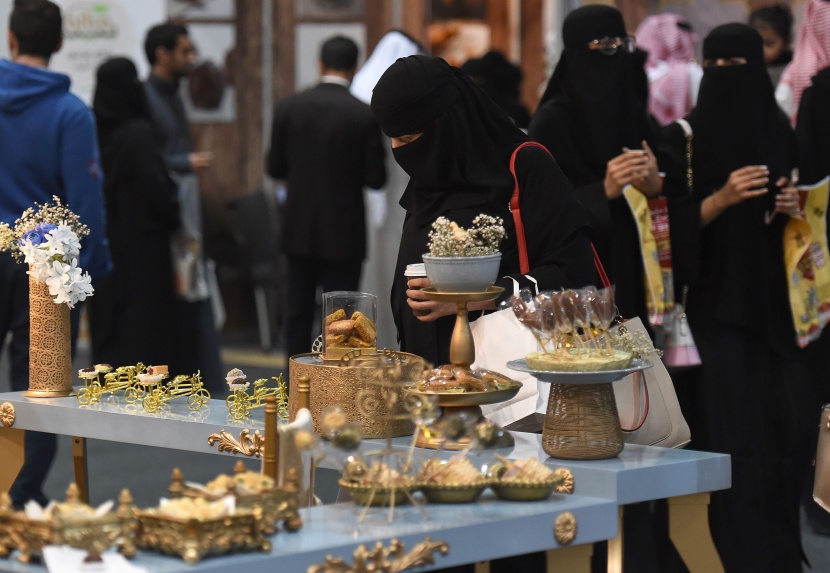 السعوديون يستمتعون بزيارة المعرض الدولي للقهوة والشوكولاتة في الرياض