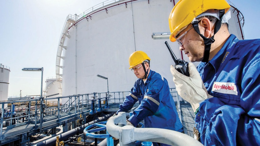 أسواق النفط تتلقى دعما من الموازنة السعودية وقرب خفض إنتاج «أوبك»