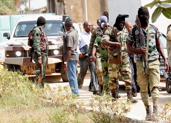 جنود متمردون في ساحل العاج يحتجزون وزير الدفاع بعد تصريح الرئيس