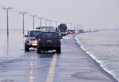 وادي العكرشية بحر يهدر وسط صحراء قاحلة في مركز القصب