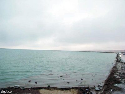 وادي العكرشية بحر يهدر وسط صحراء قاحلة في مركز القصب