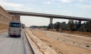 إنهاء أعمال الطرق وممرات المشاة في مشروع وادي حنيفة